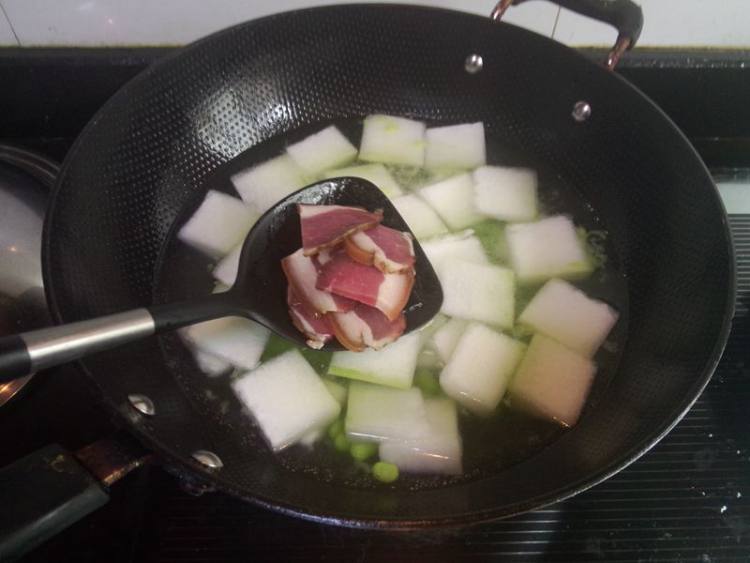 腊肉毛豆子冬瓜汤步骤6