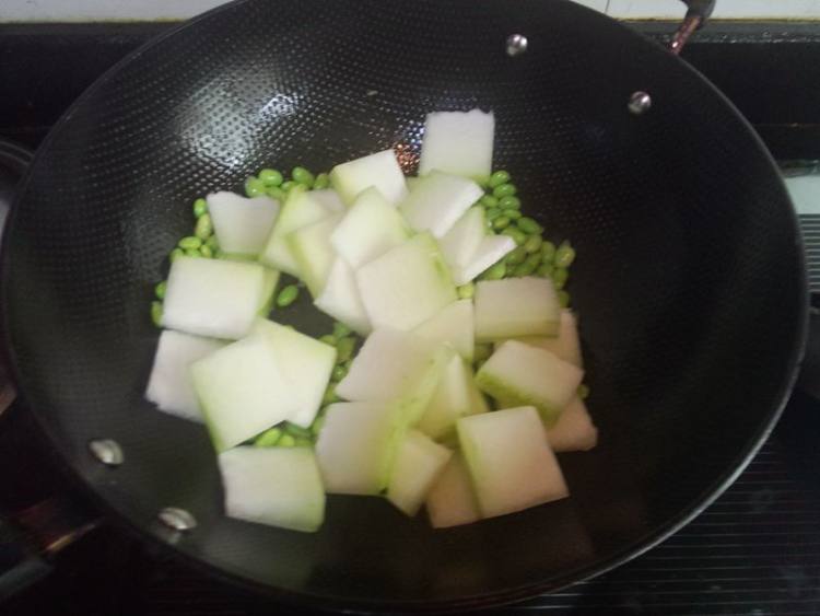 腊肉毛豆子冬瓜汤步骤5
