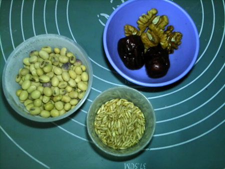 燕麦核桃红枣豆浆步骤1