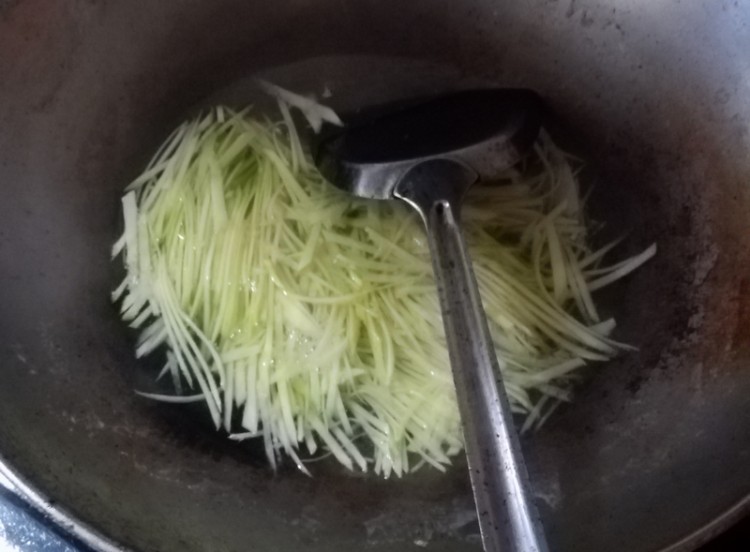 鸡枞酱醋汁拌西葫芦丝步骤4