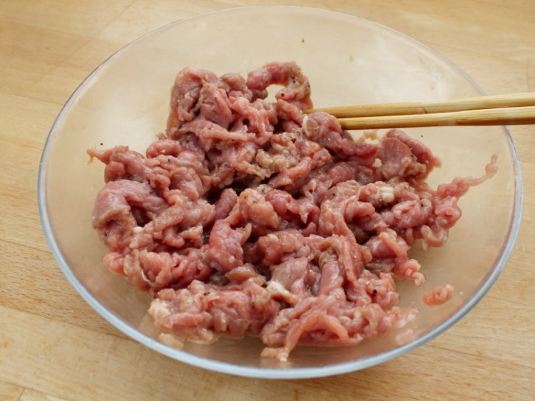 西芹牛柳盖浇饭#不忘步骤3