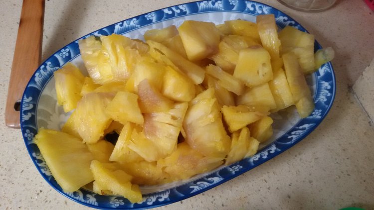 清香炒菠萝步骤1