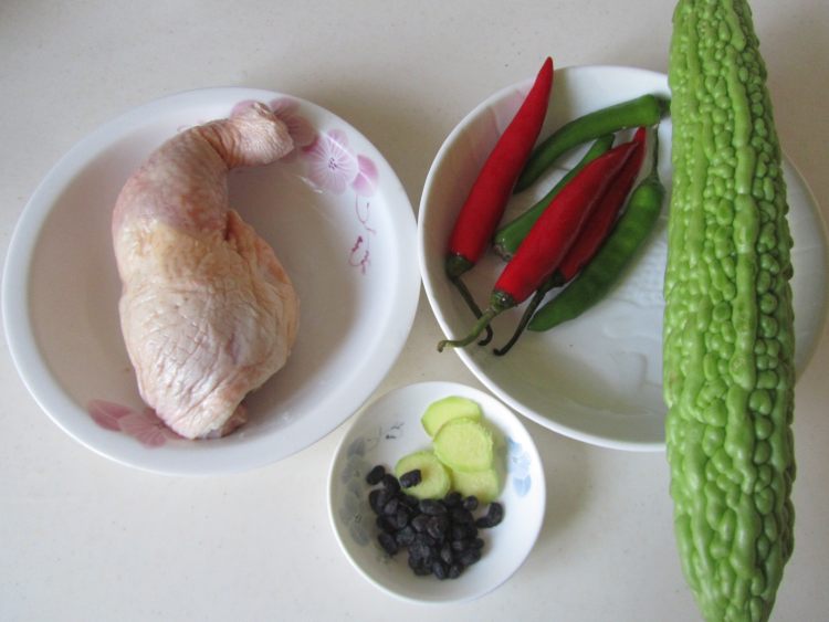豉椒苦瓜炒鸡肉#多效步骤1