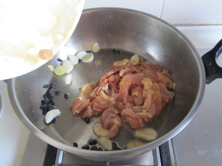 豉椒苦瓜炒鸡肉#多效步骤5