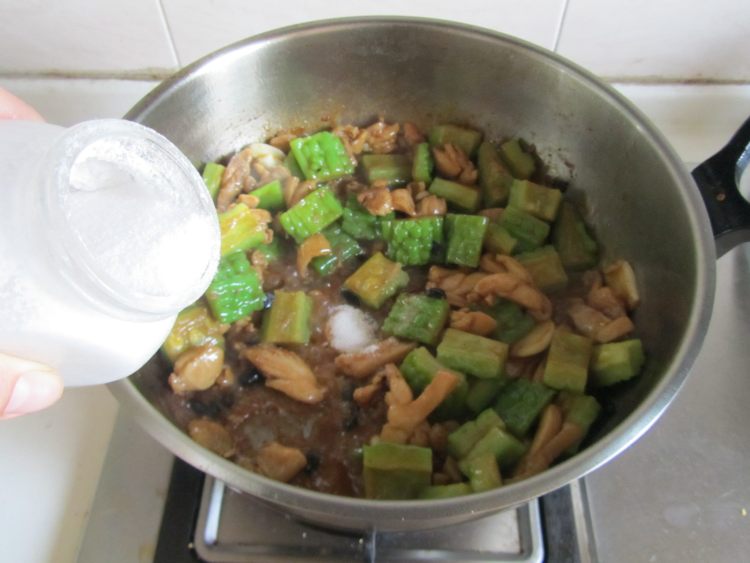 豉椒苦瓜炒鸡肉#多效步骤8