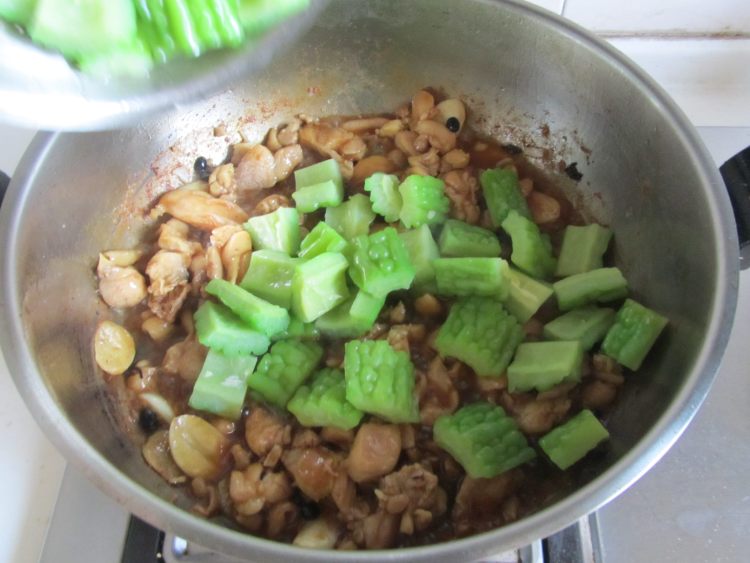 豉椒苦瓜炒鸡肉#多效步骤7