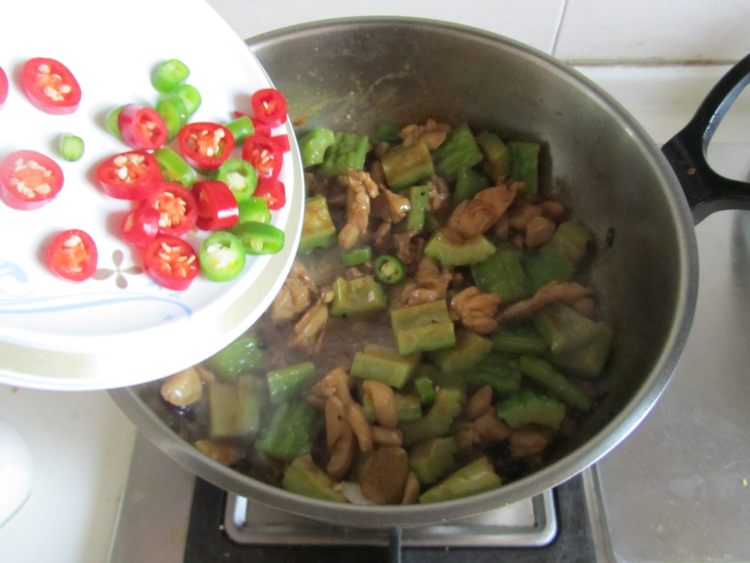 豉椒苦瓜炒鸡肉#多效步骤9