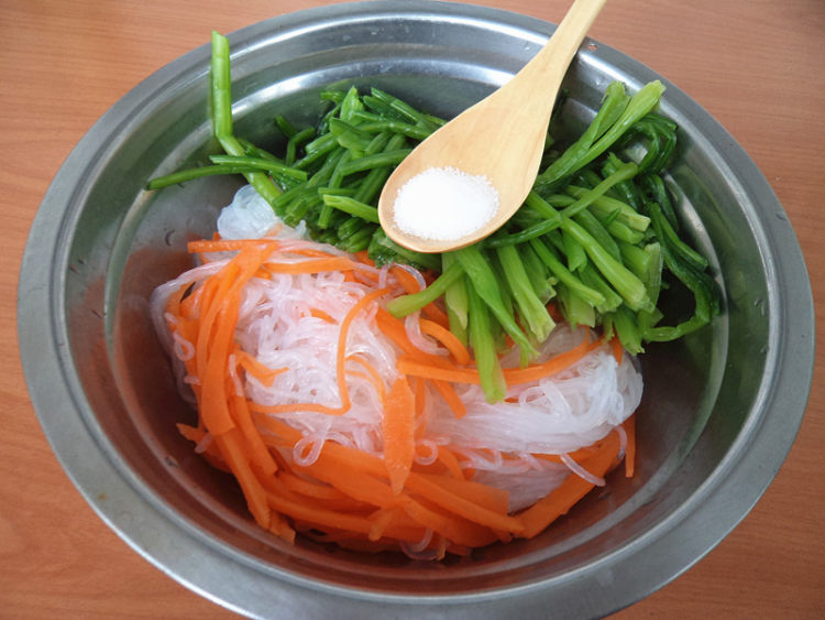 菠菜茎拌双丝#多效护步骤8