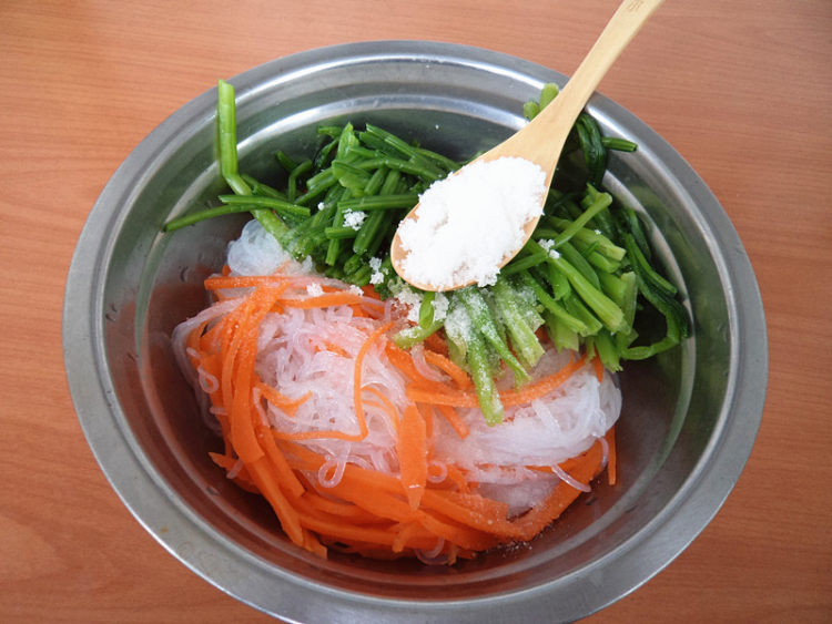 菠菜茎拌双丝#多效护步骤9