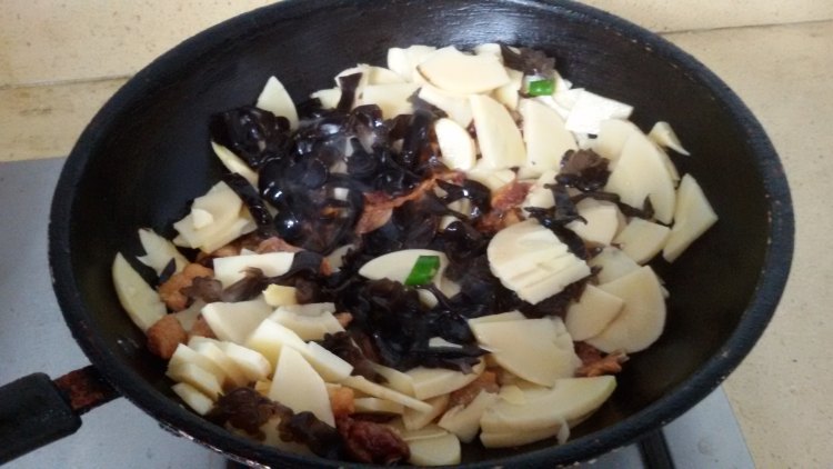 葱香笋片炒咸酥鸭步骤8