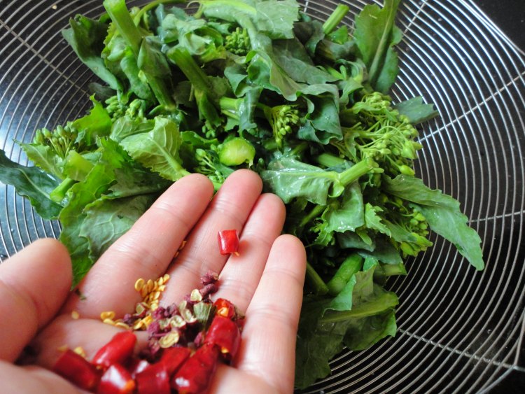 炝炒油菜苔步骤2