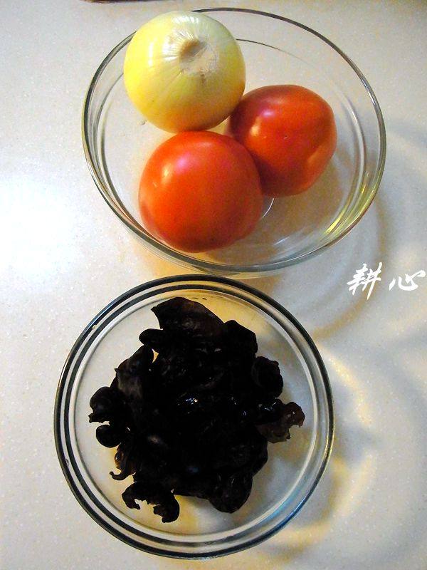 洋葱番茄木耳汤步骤1
