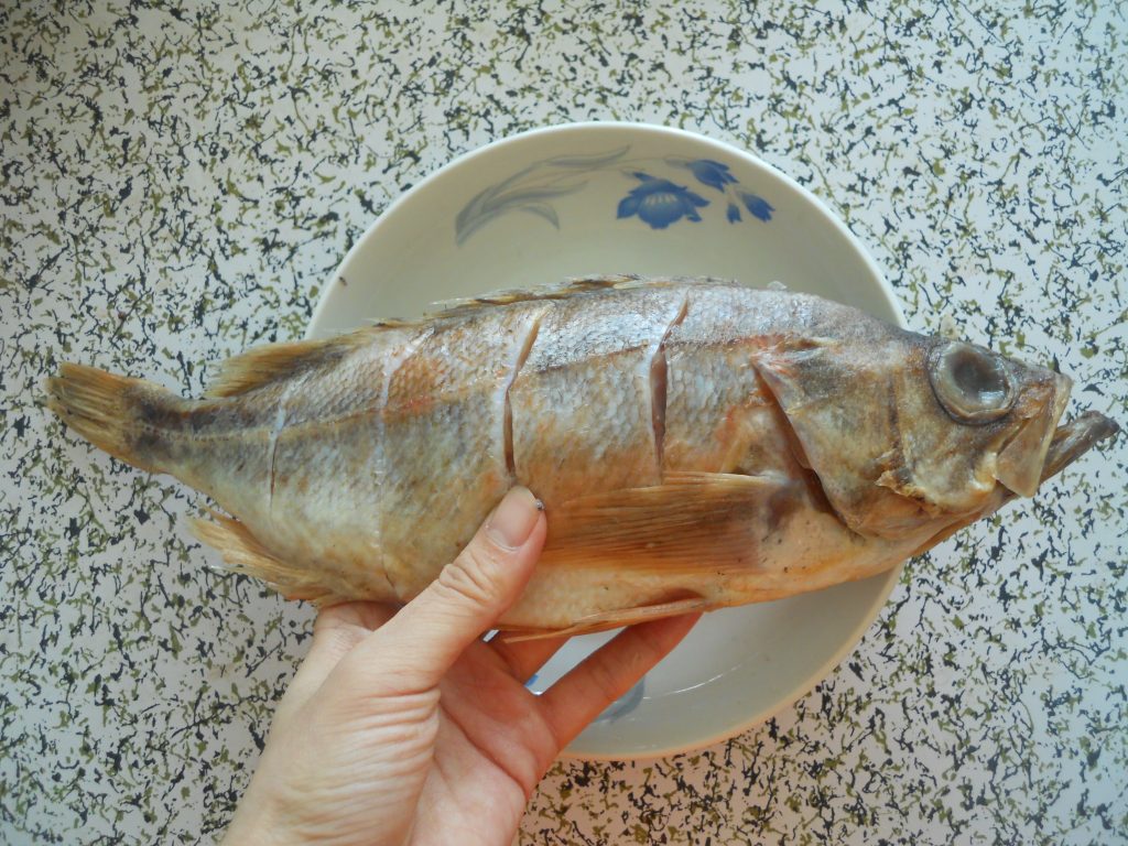 家常炖红鱼步骤2