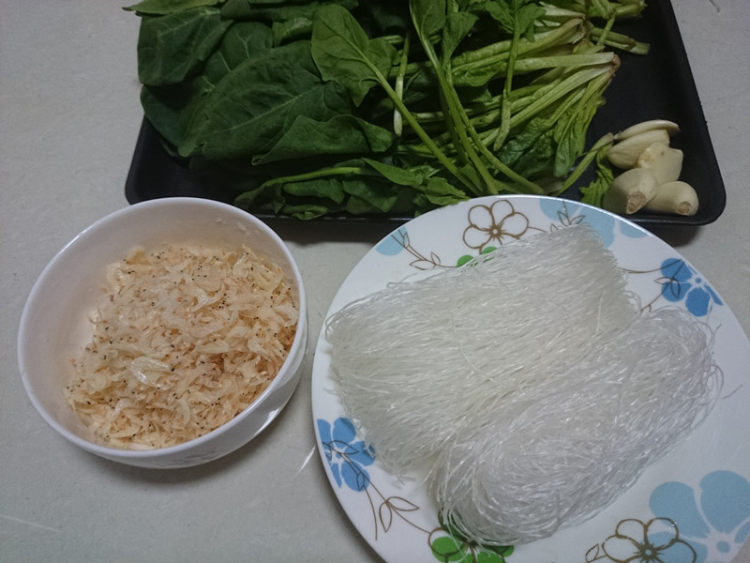 虾皮粉丝拌菠菜步骤1