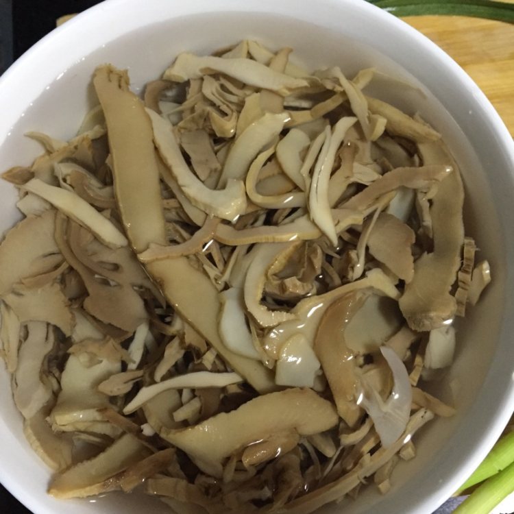 鸡骨汤煲笋干步骤1