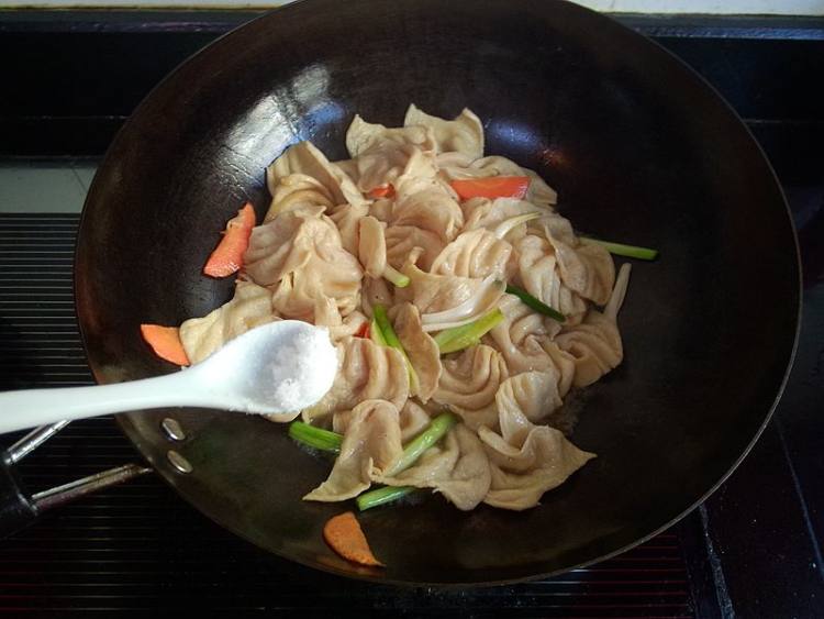 青蒜炒豆皮步骤9