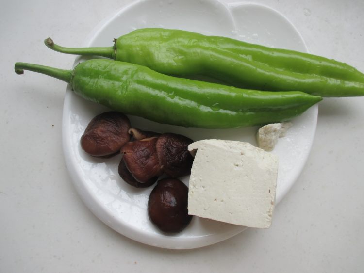 豆腐香菇酿青椒步骤1