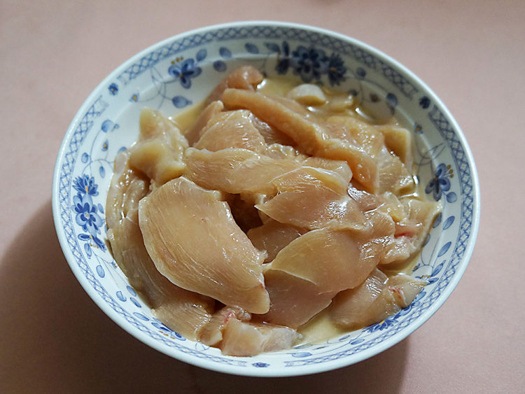 番茄沙司鸡肉片步骤1