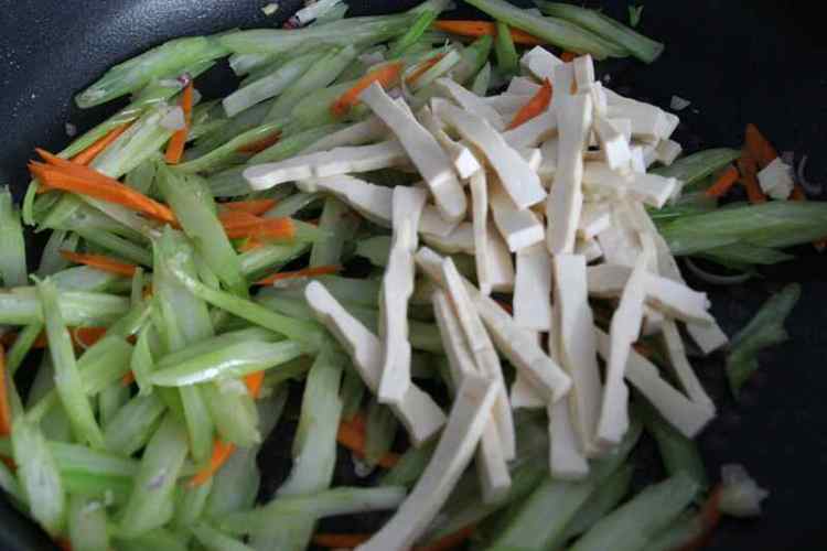 香芹炒豆干步骤3