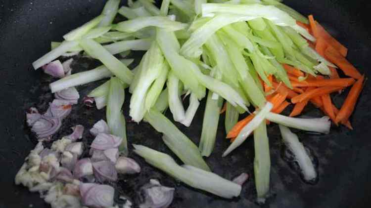 香芹炒豆干步骤2
