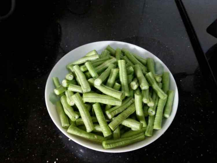 鸡胸肉炒豆角步骤2