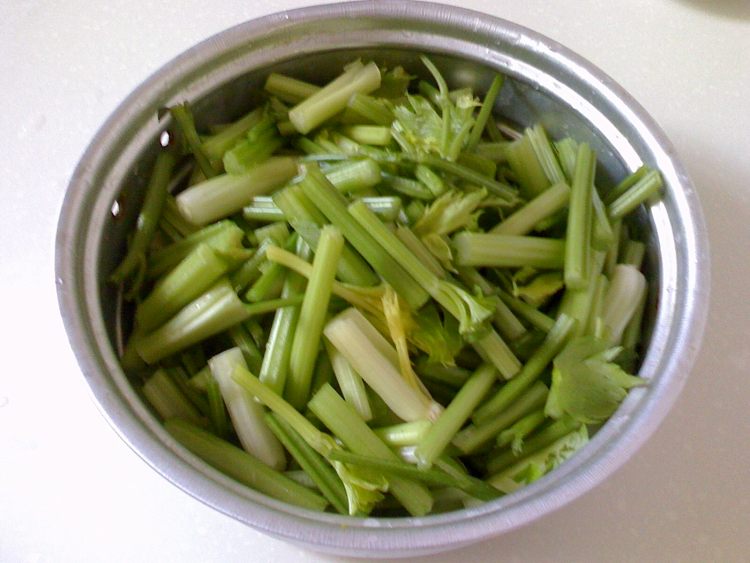 凉拌芹菜步骤1