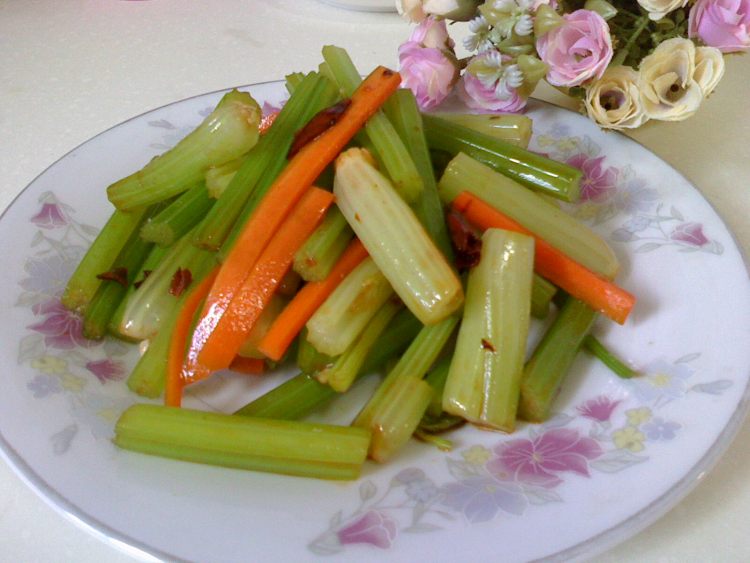 凉拌芹菜步骤6