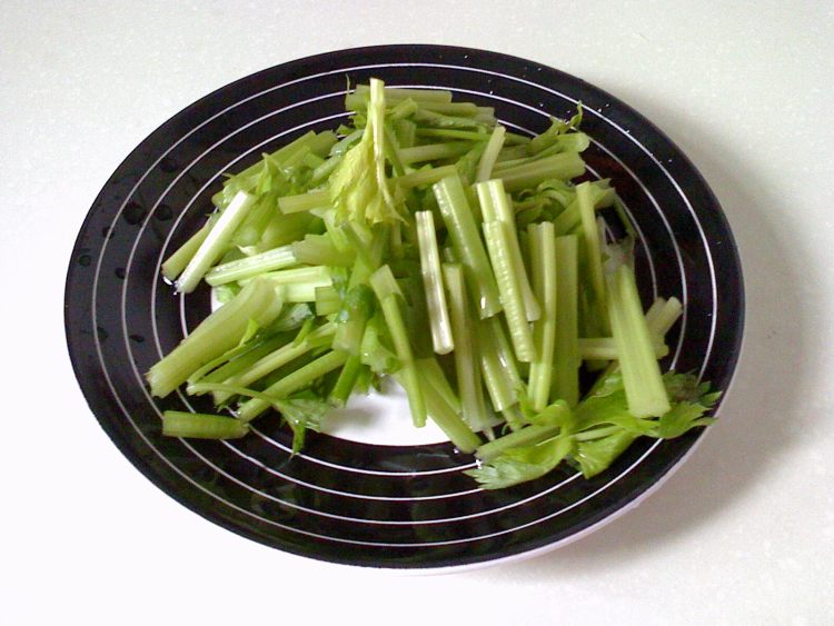 热拌银针菇步骤2