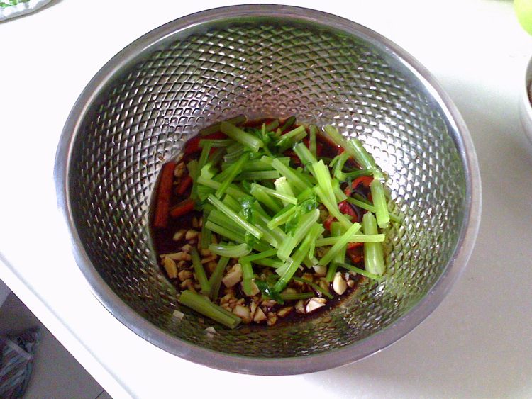 热拌银针菇步骤6