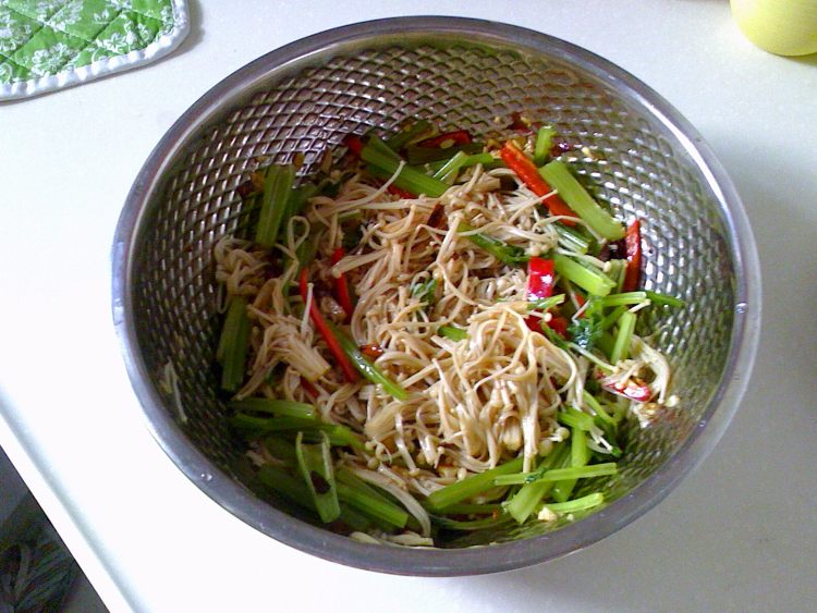 热拌银针菇步骤8