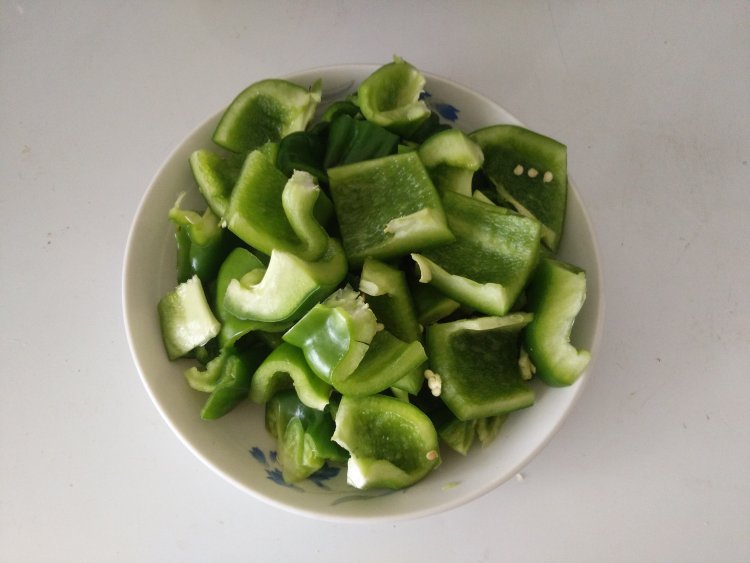 青椒榛蘑炒肉片步骤1