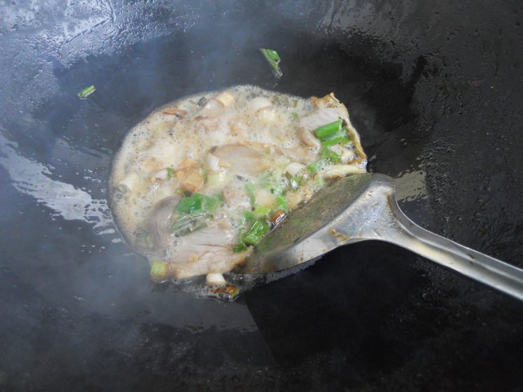 青椒榛蘑炒肉片步骤4