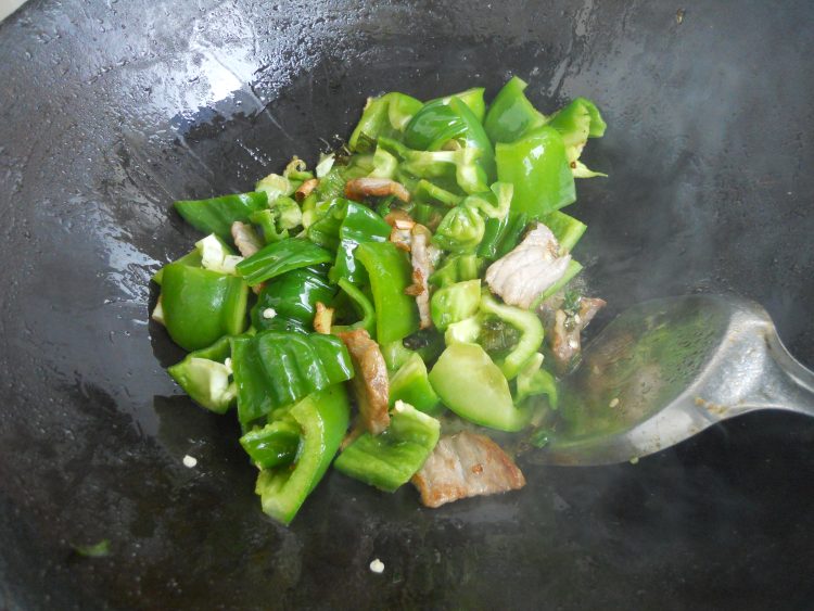青椒榛蘑炒肉片步骤5