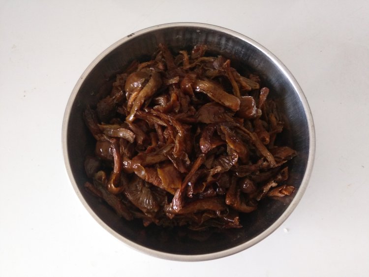 青椒榛蘑炒肉片步骤2