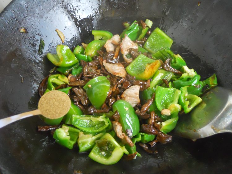 青椒榛蘑炒肉片步骤8