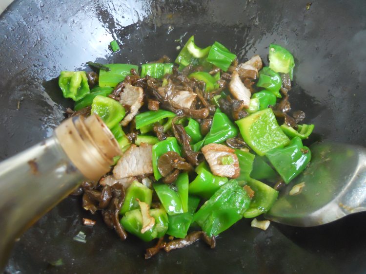 青椒榛蘑炒肉片步骤7