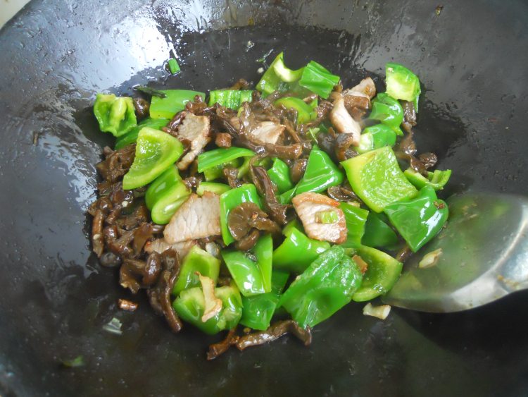 青椒榛蘑炒肉片步骤6