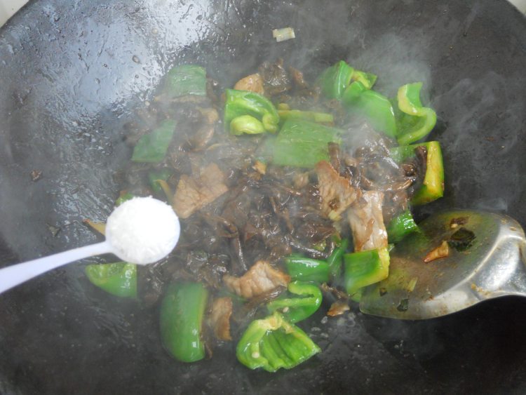 青椒榛蘑炒肉片步骤10