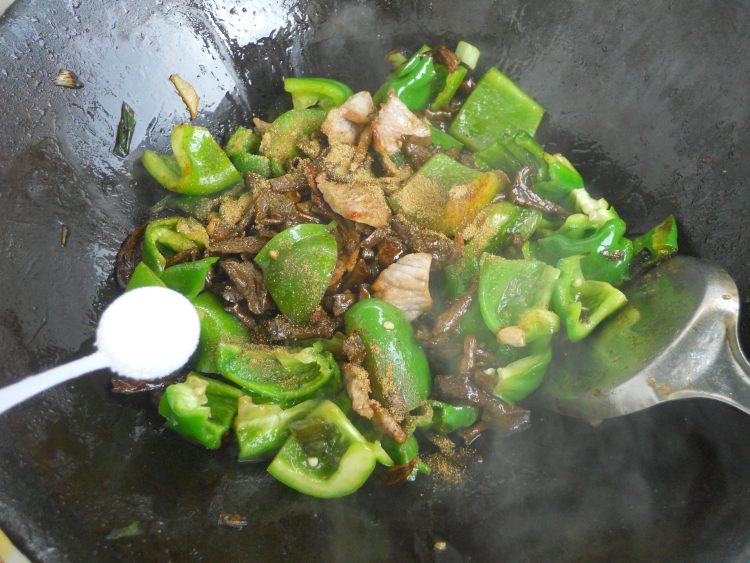 青椒榛蘑炒肉片步骤9