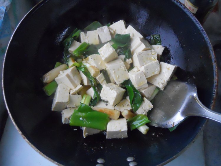 家常葱烧豆腐步骤5