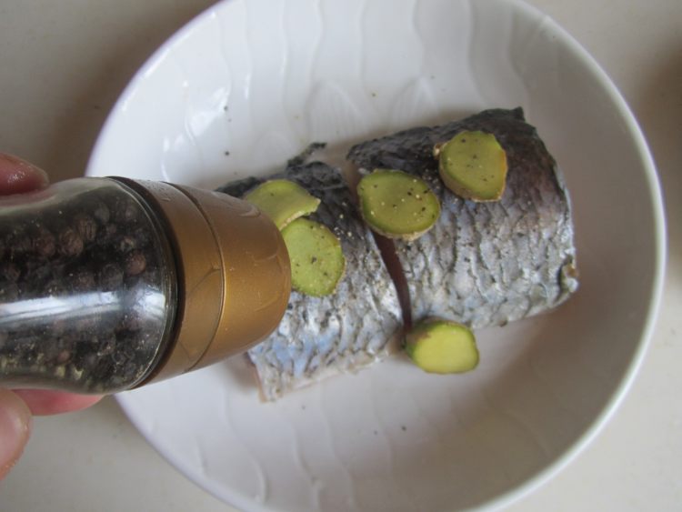 火腿鱼块佐豆泥步骤1