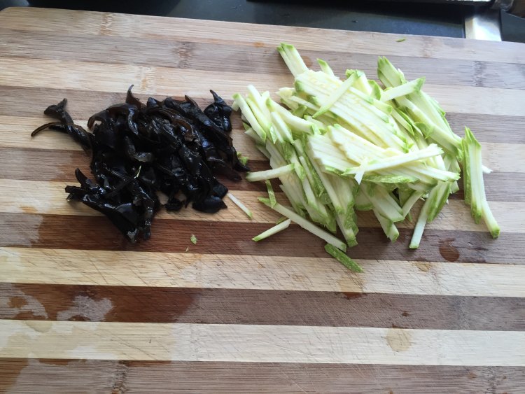 小炒西葫芦肉丝步骤3