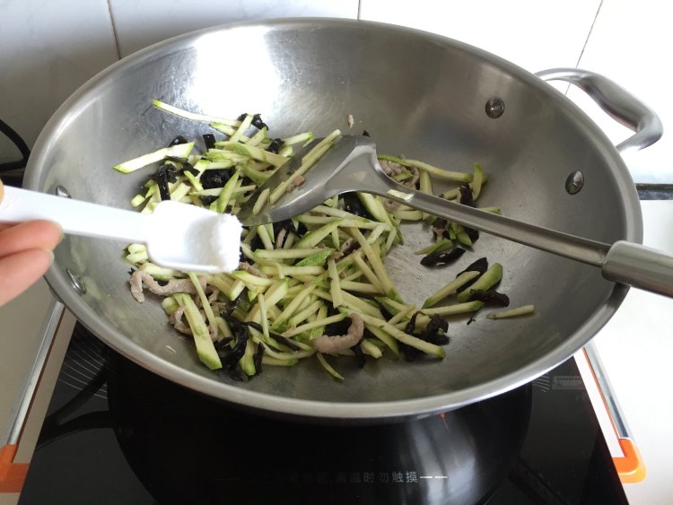 小炒西葫芦肉丝步骤5