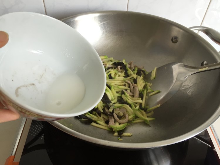 小炒西葫芦肉丝步骤6
