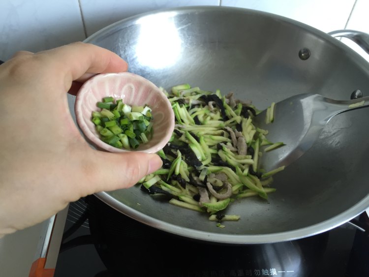 小炒西葫芦肉丝步骤7