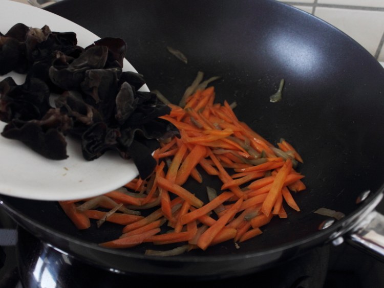 胡萝卜木耳炒牛肉步骤4
