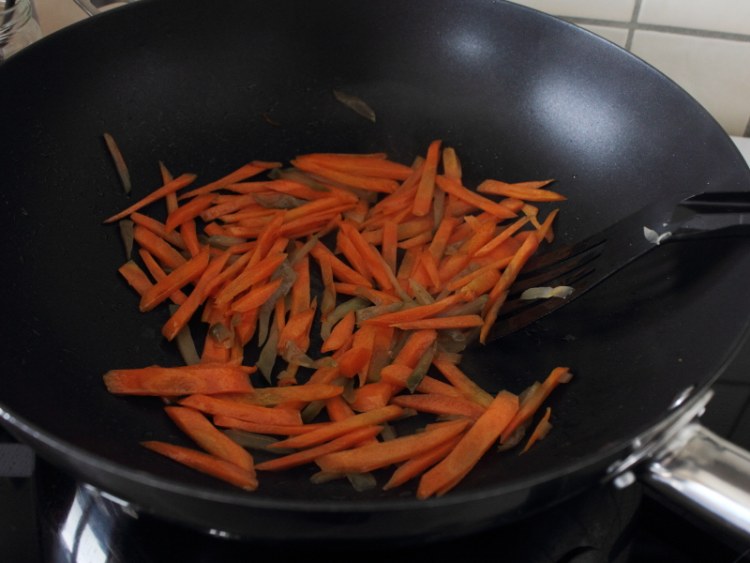 胡萝卜木耳炒牛肉步骤3