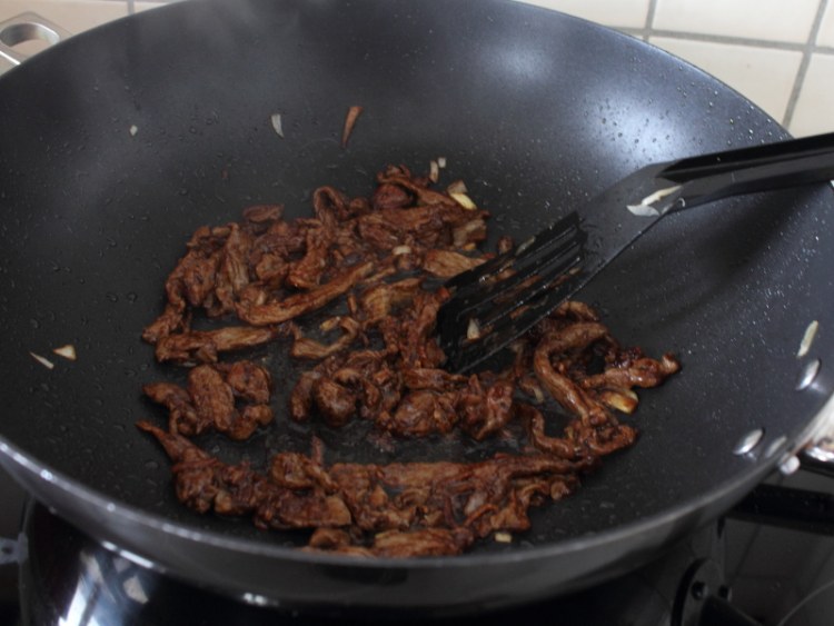 胡萝卜木耳炒牛肉步骤5
