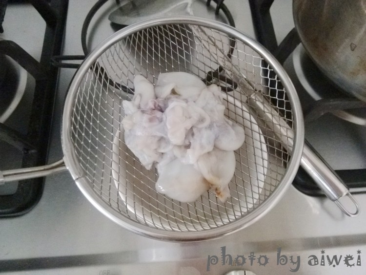 墨鱼仔炒香芹步骤3