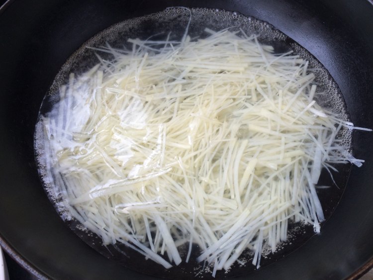 土豆丝芹菜叶汤步骤6